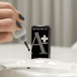 Colle à base de cyanoacrylate : stop aux idées reçues, application de la colle Misencil pour extensions de cils.