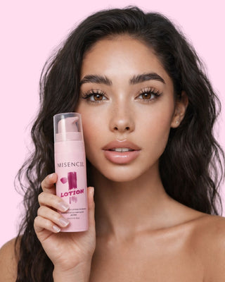 Femme tenant un flacon de lotion Misenlift Poudre Misencil près de son visage