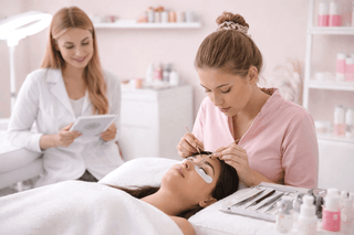 Formations en esthétique : pourquoi janvier est le meilleur moment pour se former avec Misencil, professionnelle des soins de beauté.