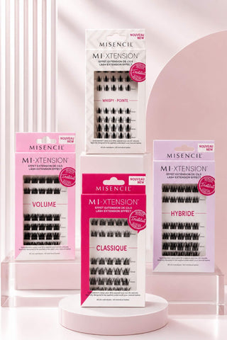 Photo produit des 4 boîtiers de retouches MI-XTENSION Misencil — Classique, Volume, Hybride et Whispy-Pointe — présentés sur des podiums modernes pastel.