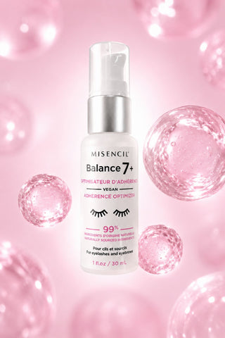 Misencil Balance 7+, optimisateur d’adhérence vegan pour extensions de cils et sourcils, présenté sur un fond rose Misencil avec bulles lumineuses. Formule à 99 % d’ingrédients d’origine naturelle, idéale pour améliorer l’adhérence avant les soins professionnels du regard.