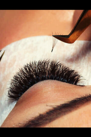 Application de bouquets préfaits pour extensions de cils volume lors d’une pose professionnelle