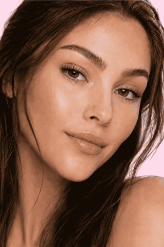 Jeune femme brune portant des extensions de cils Double Y Misencil noir, volume léger et effet naturel
