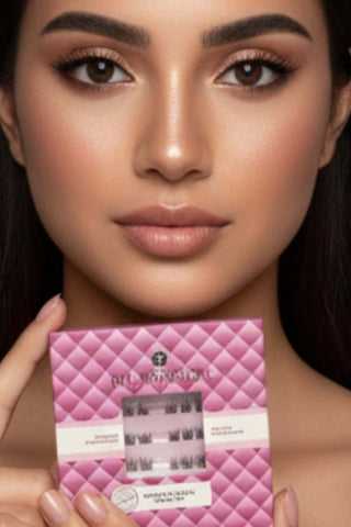 Portrait beauté d’une femme brune tenant le boîtier Mi-Xtension X-Press Style Couture, extensions de cils press-on effet couture pour une pose express et professionnelle