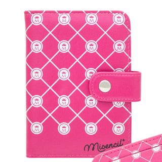 Étui à passeport rose Misencil avec motifs et bouton-pression.