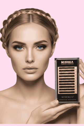 Modèle présentant un boîtier d’extensions de cils MISHKA Misencil pour Volume Russe et Méga Volume, sur fond rose pâle.
