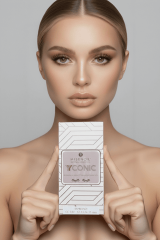 Femme tenant les cils Misencil Double YY YYconic brun, extensions de cils professionnelles pour un regard naturel, structuré et élégant