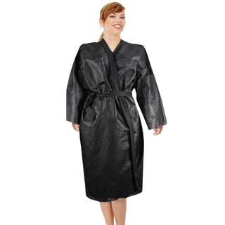 Kimono jetable noir porté par une technicienne en institut, taille universelle, protection pendant soins esthétiques.