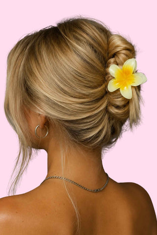 Pince à cheveux fleur jaune portée dans un chignon blond, accessoire estival offert en cadeau avec achat Misencil.