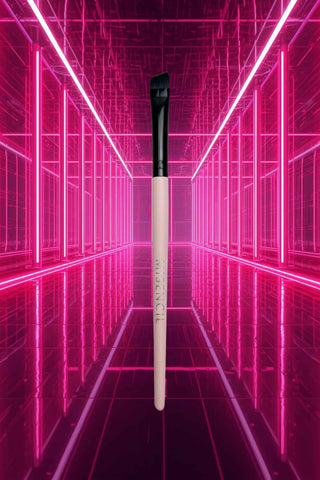 Pinceau d’application lash lift biseauté Misencil, brosse large pour application uniforme des lotions et colorations, fond rose futuriste