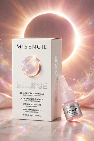 Colle ÉCLIPSE ROSE MISENCIL, boîte et flacon rose devant une éclipse lumineuse