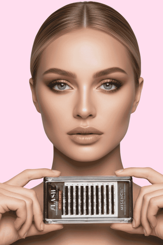 Modèle présentant un boîtier d’extensions de cils FLASH Misencil pour pose cil-à-cil classique, sur fond rose pâle.