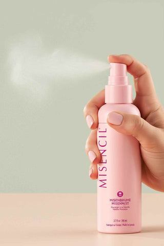 Pulvérisation de la brume parfumée MisenBrume Macaron à la Vanille par Misencil