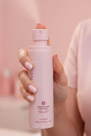 MisenBrume Macaron à la Vanille– Brume d’Ambiance dans une main féminine avec des ongles vernis.