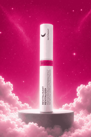 Revitalisant cils Misencil Kératine & Panthénol, soin de nuit pour cils naturels et extensions, mis en scène dans un univers rose étoilé haut de gamme.