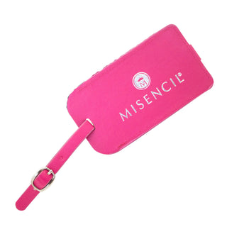 Étiquette de bagage rose Misencil avec logo argenté sur le devant.