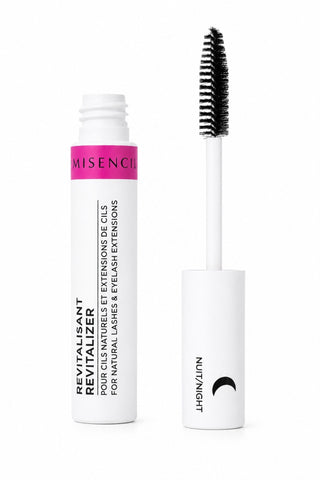 Revitalisant Misencil pour extensions de cils et cils naturels, soin jour/nuit avec brosse applicatrice, tube blanc et rose sur fond blanc.