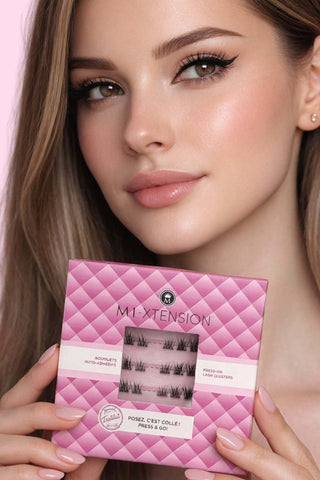 Jeune femme blonde maquillée tenant le boîtier Mi-Xtension Couture Misencil, extensions de cils effet couture