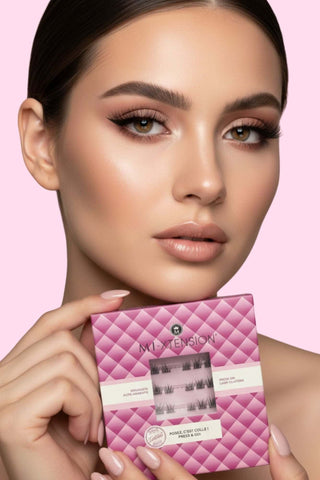 Femme au chignon chic tenant le boîtier Mi-Xtension X-Press Style Couture, extensions de cils auto-adhésives style couture pour un regard intense et raffiné